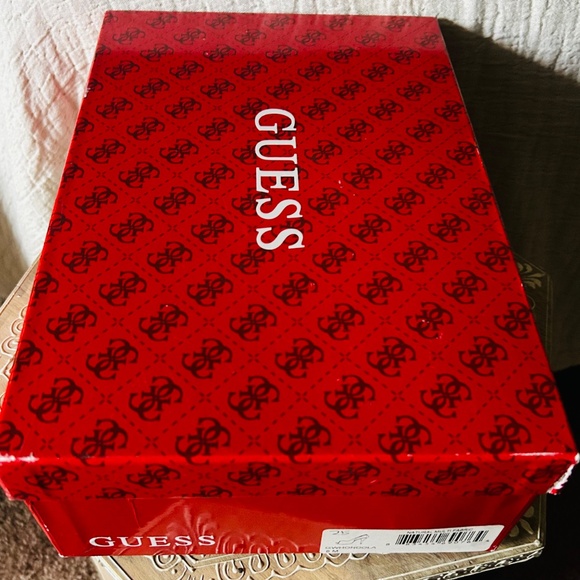 SEXY BLACK LACE PUMPS BY GUESS - Picture 3 of 3